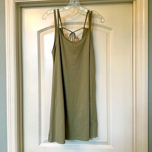 Hunter green boutique dress with double straps and tie in the back! Adorable 💚